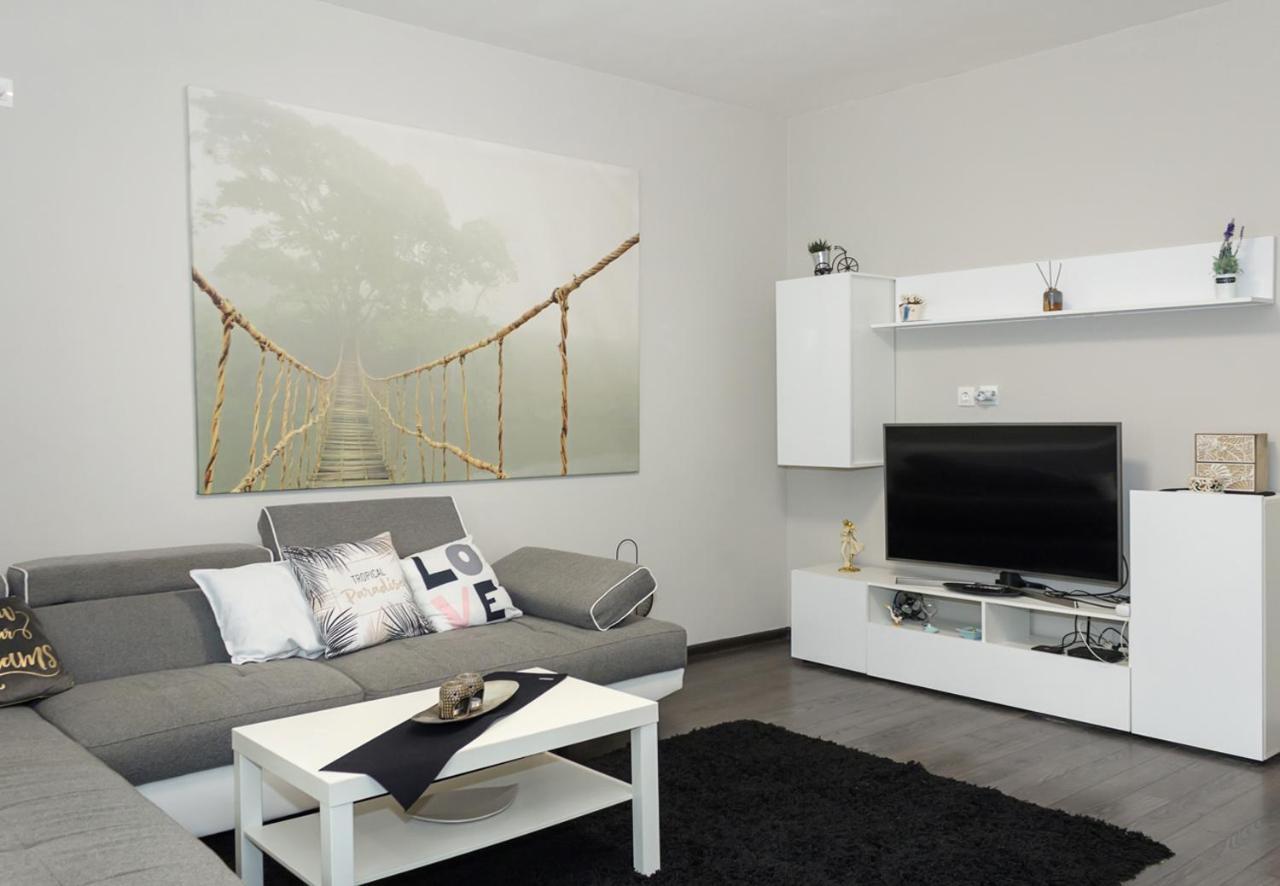 וארנה Cosy And Modern 1Bd Flat Near The City Centre By Flat Mаnager מראה חיצוני תמונה